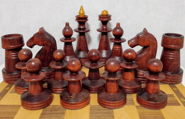 russian-wooden-chess-giant.jpg