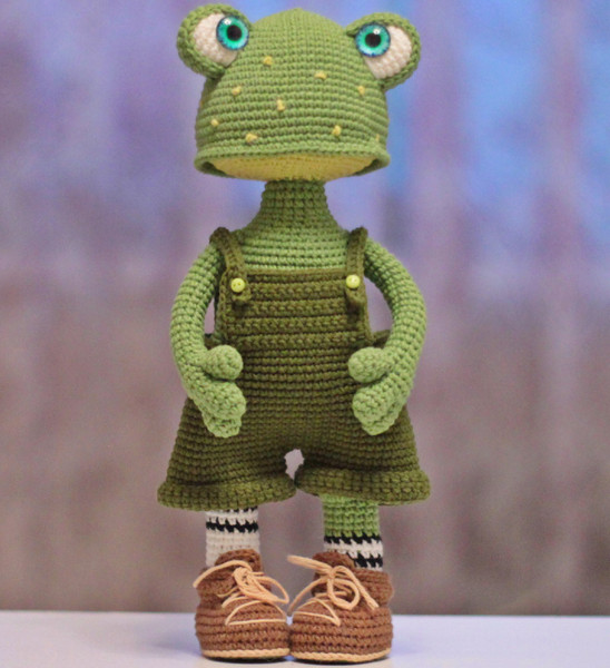 Crochet-frog-stuffed-animal (1).jpg