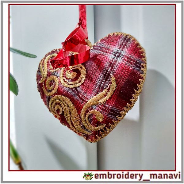 In-the-hoop-Christmas-toy-heart-machine-embroidery-design