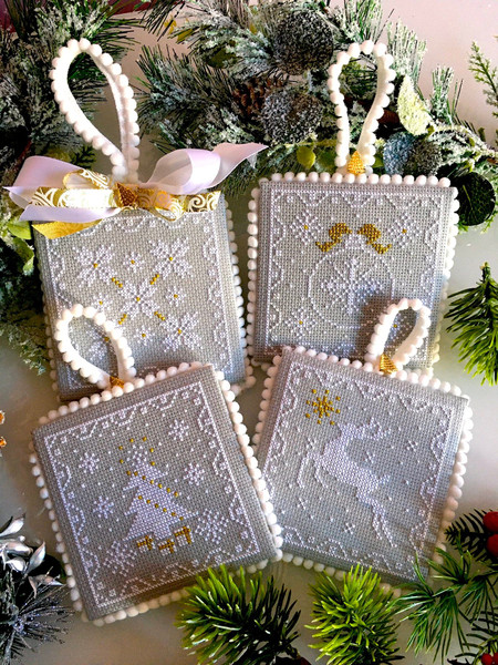 Set of 4 Christmas ornaments White.jpeg