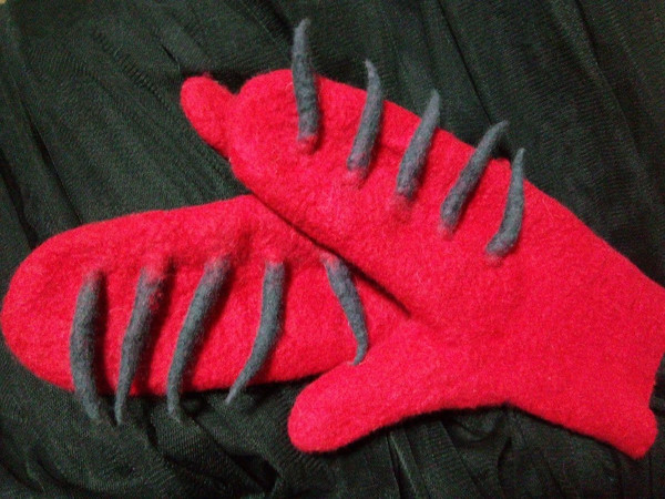 Mittens-pattern-dragon-gift-handmade-wool-DIY-tuturial-masterclass-wool-mitts-felting 1.jpg