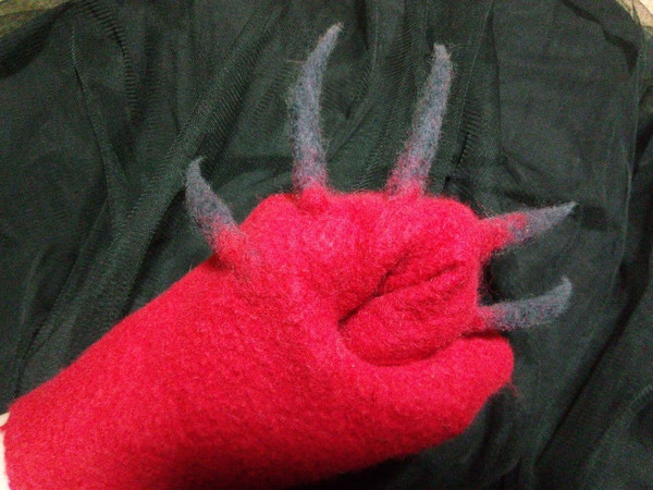 Mittens-pattern-dragon-gift-handmade-wool-DIY-tuturial-masterclass-wool-mitts-felting 3.jpg