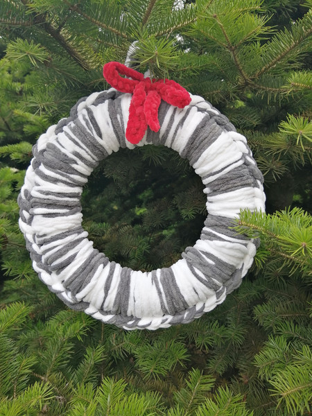 christmas wreath gray with white yarn5.jpg