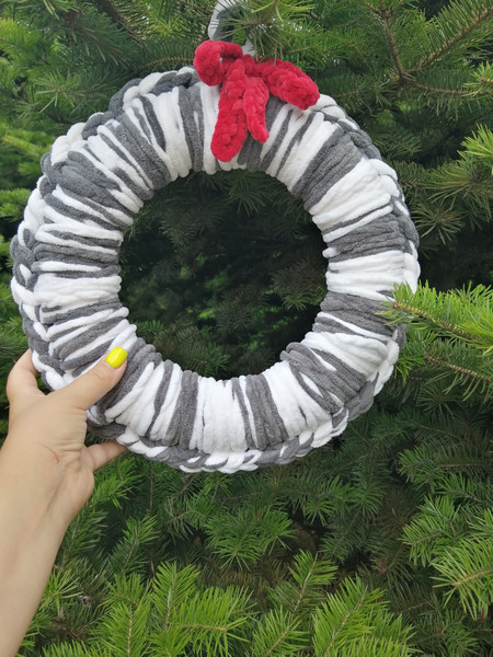 christmas wreath gray with white yarn 6.jpg