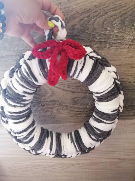 christmas wreath gray with white yarn 11.jpg