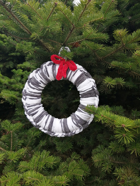 christmas wreath gray with white yarn.jpg