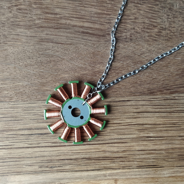 geek-necklace