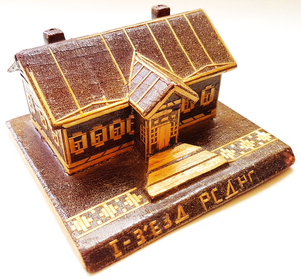 1 Vintage USSR Souvenir wooden lodge with straw  inlaid 1950s.jpg