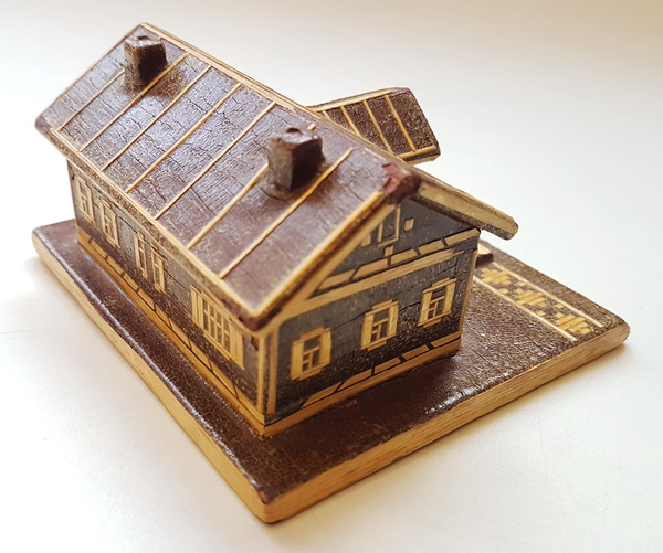4 Vintage USSR Souvenir wooden lodge with straw  inlaid 1950s.jpg