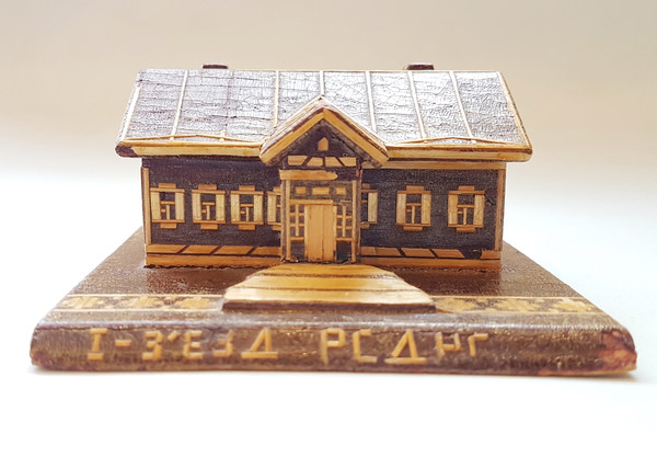 5 Vintage USSR Souvenir wooden lodge with straw  inlaid 1950s.jpg