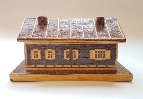 7 Vintage USSR Souvenir wooden lodge with straw  inlaid 1950s.jpg