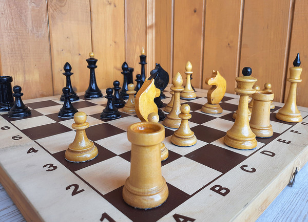 russian queens gambit chess set vintage