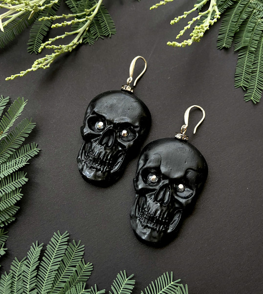 black_skull_earrings (4).jpeg