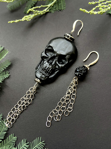 Asymmetrical_Hanging_Black_Skull_Earrings  (3).jpeg