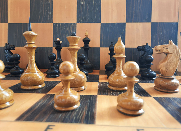 2000_black_brown_chessmen9.jpg