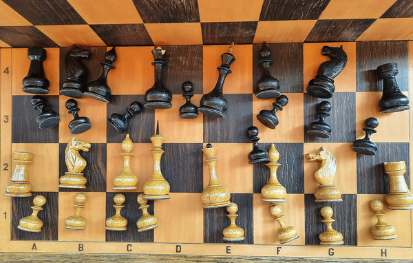 2000_black_brown_chessmen2.jpg