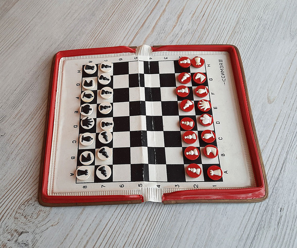 Intelligent Use of Design in This Travel Chess Set - Core77