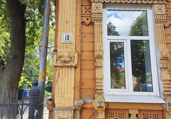 19_number_plaque_wooden_street_house1.jpg
