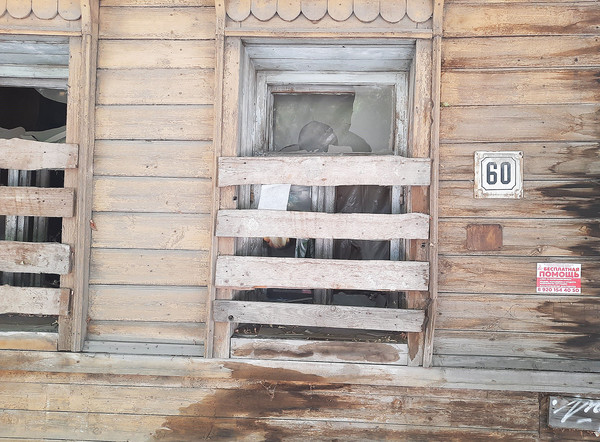 60_number_plaque_old_wooden_house2.jpg