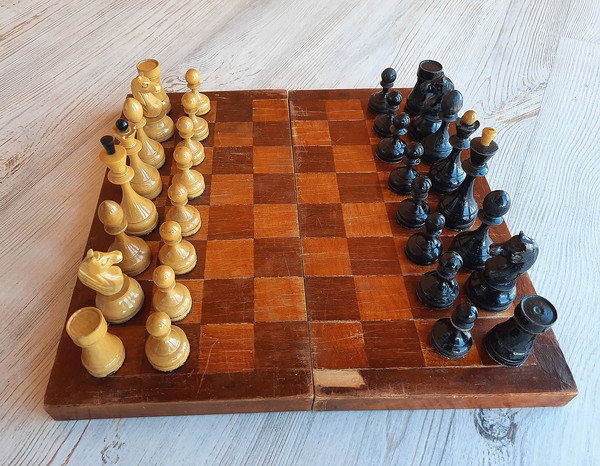 small_antique_chess_wood5.jpg