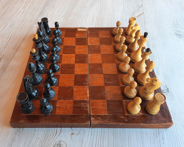 small_antique_chess_wood8.jpg