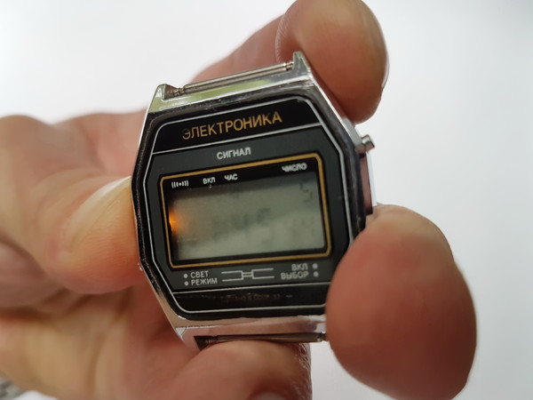 8 1980s Vintage USSR Digital Watch ELECTRONIKA SIGNAL in original box.jpg