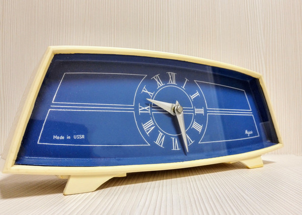 Mechanical Table clock USSR.jpg