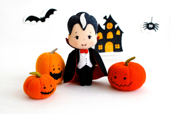 Felt-pumpkins-with-Count-Dracula-5.JPG