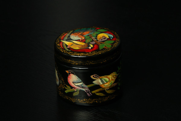 Black lacquer box with birds