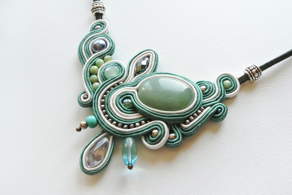 Green-gemstone-necklace-bohemian