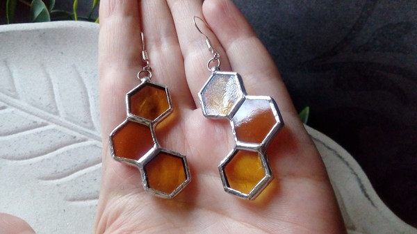 Honeycomb-glass- earrrings -stained-glass-honeycomb-honey-bee-decor-bee-art (1).jpg