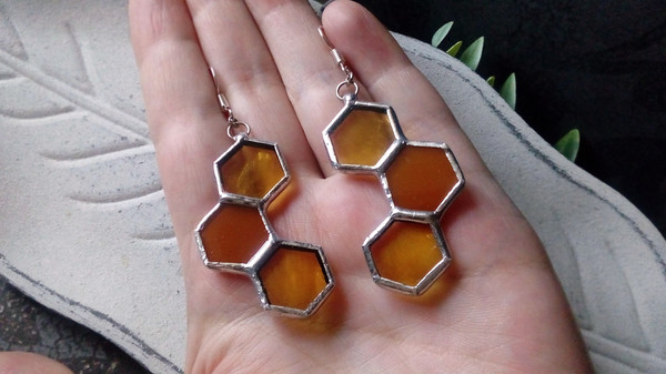 Honeycomb-glass- earrrings -stained-glass-honeycomb-honey-bee-decor-bee-art (8).jpg