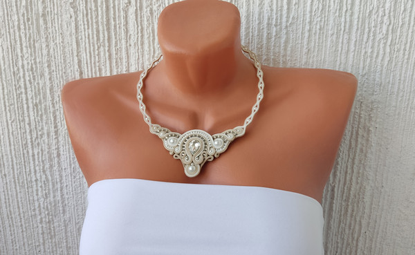 Beige-bridal-necklace