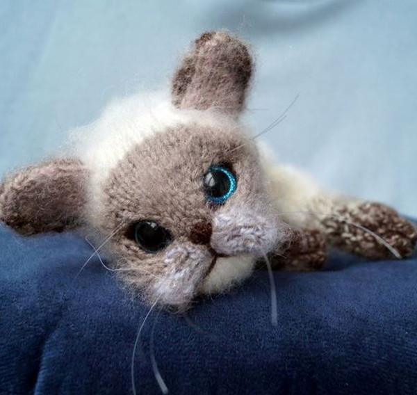 Knitted Siamese cat