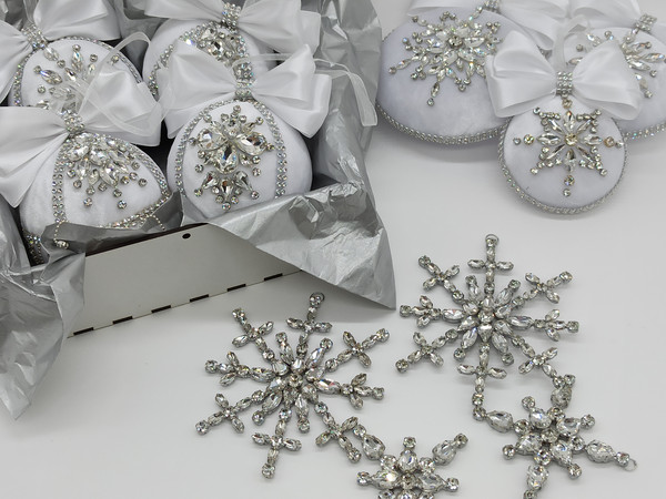 Luxury_Christmas_rhinestones_white_ornaments_handmade_balls_gift_box_Xmas_decorations_Tree_decor_set_New_Year_tree_balls_christmas_gift_decor.jpg