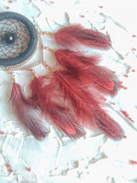 dreamcatcher-with-red-feathers-close-up