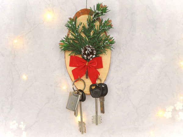 Wooden key rack with Christmas ornament  (1).JPG
