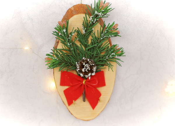 Wooden key rack with Christmas ornament  (3).JPG