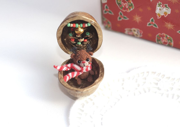 christmas-miniature-deer-in-walnut-box