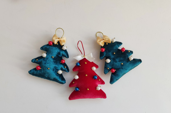 Set-of-three-christmas-trees-decoration-toys.jpg