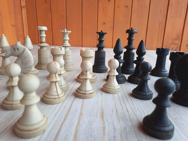 plastic_antique_chess_pieces4.jpg