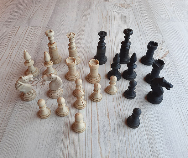 plastic_antique_chess_pieces2.jpg