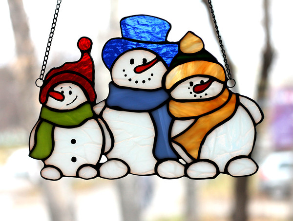Christmas-stained-glass-suncatcher-three-hugging-snowmen-in-colorful-hats-and-scarves-This-suncatcher-is-made-from-a-stained-glass-pattern-by-Ksenia-Kolodochka