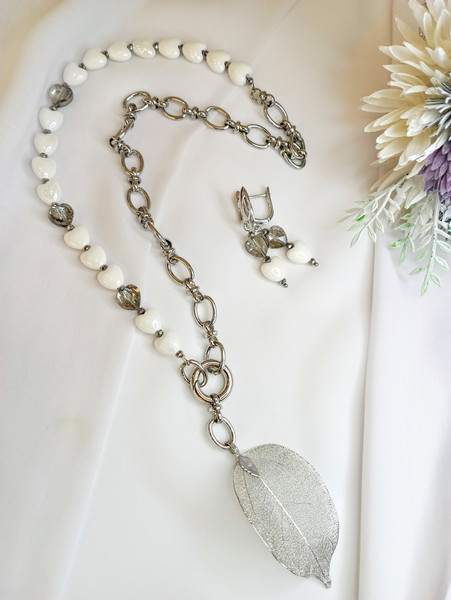 Heart-necklace-silver-and-white-with-leaf-pendant-and-earrings.jpg