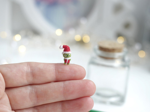 micro-crochet-Grinch-christmas-gift.jpeg