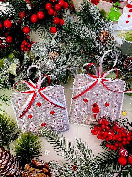 Lacy Christmas ornaments Series 2 ph 3.jpg