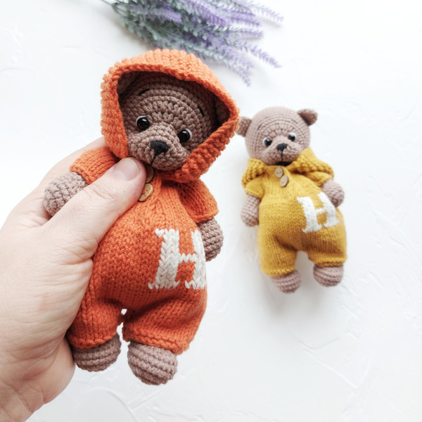 Crochet teddy bear in overalls pattern Hakelanleitung Amigurumi.jpeg
