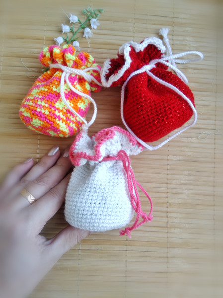 crochet-small-drawstring-bag.jpeg