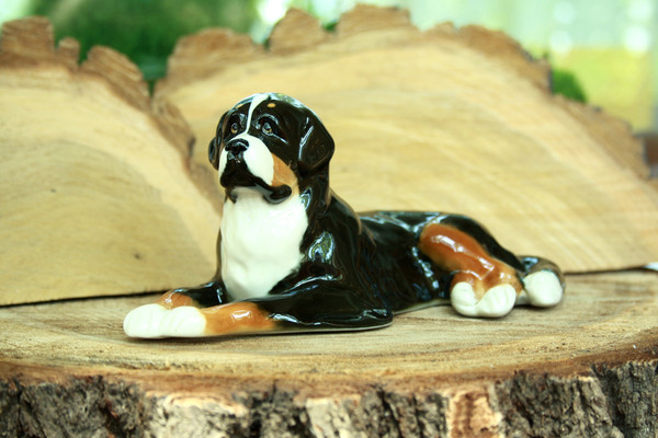 figurine gift Bernese Mountain Dog lies