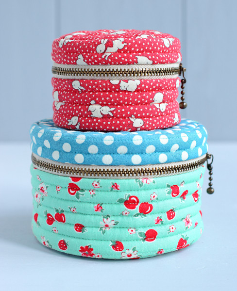 round-zipper-pouch-sewing-pattern-1.jpg